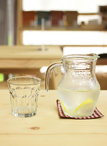 夏天用空玻璃杯装柠檬水