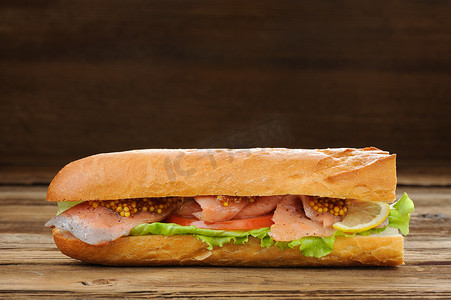三明治用红色鱼、蕃茄和芥末