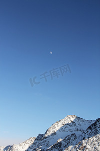 山和月亮摄影照片_冬天的山和月亮