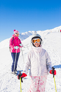 滑雪女孩子摄影照片_快乐的滑雪者