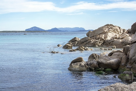海滩上的绿水和花岗岩岩石群岛景观
