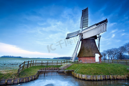 草地农田摄影照片_冬天的荷兰风车