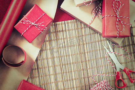 为假期做准备-用红色和米色包装纸包装礼品