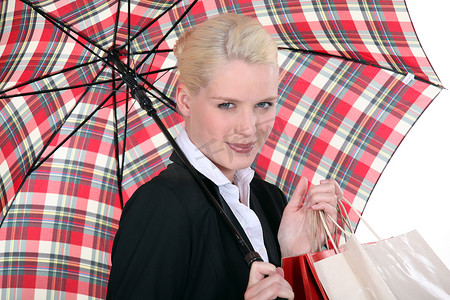 一位带雨伞的年轻女子的画像