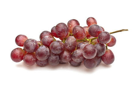 白色背景中的一串红葡萄