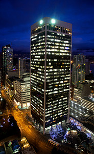 海边高层建筑摄影照片_温哥华市中心现代建筑夜景