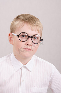 十二岁戴眼镜的男孩