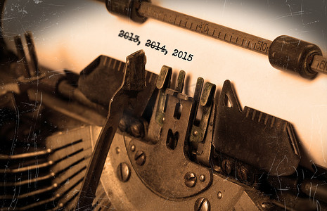 新年按钮摄影照片_有纸的老打字机