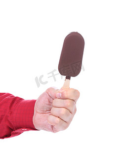 手拿着巧克力香草冰淇淋。