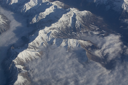 山顶云摄影照片_有多雪的山顶空中的瑞士阿尔卑斯山