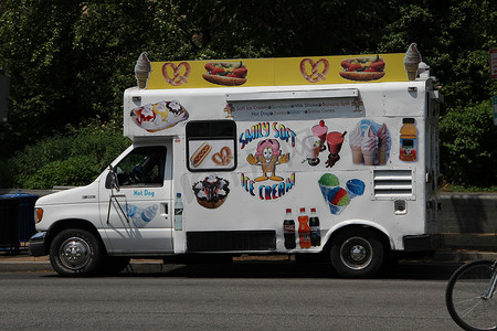 冰淇淋车摄影照片_在轮子上购物快餐和冰淇淋