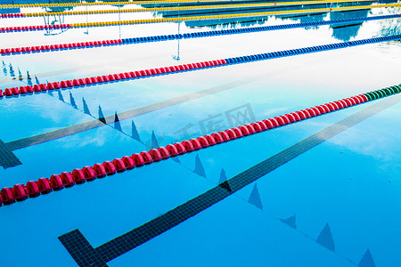 漂浮的奥林匹克游泳池走廊电缆