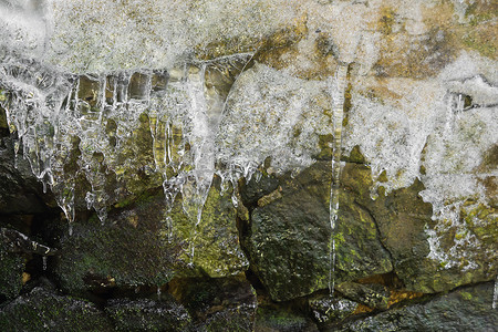 泡泡染对比图摄影照片_小溪和石岸的冰柱