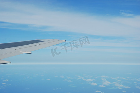 飞机机翼摄影照片_飞机机翼视图与华丽的 clouscape