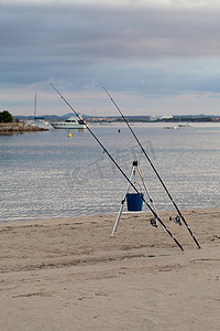 七月放价惠享一夏摄影照片_夏天在海滩上的两根钓鱼竿