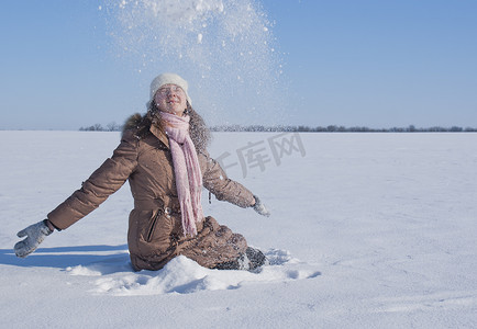 十几岁的女孩玩雪