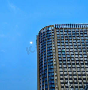 蓝色创意唯美摄影照片_傍晚蓝色月亮建筑一角