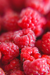 明亮多汁的成熟红树莓的背景