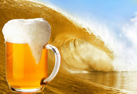 金色图图摄影照片_由海浪制成的金色啤酒波。