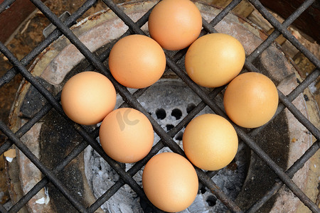 在炉子烤架上烤鸡蛋。