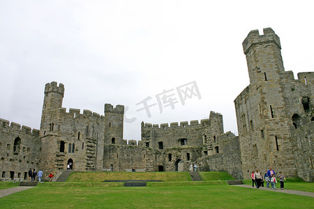 那卡摄影照片_北威尔士卡那封城堡的游客