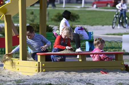 ZHELEZNOGORSK，库尔斯克地区，俄罗斯 2013 年 4 月：未知的孩子