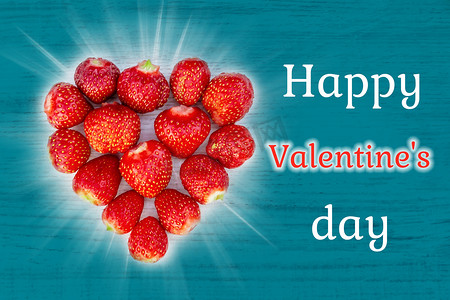 草莓丁摄影照片_情人节贺卡上有漂亮的贺卡 — 绿松石背景纹理上的心形草莓和情人节快乐的字样