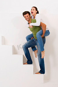 男人肩上扛着女人爬楼梯
