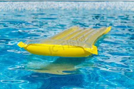 充气水上活动床垫漂浮在水面上