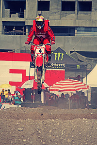 骑摩托车赛车摄影照片_Supercross，土路摩托车赛车