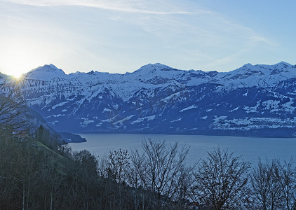 在瑞士 n 的少女峰地区艾格峰后升起的太阳