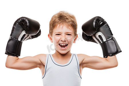 儿童培训艺术摄影照片_打手势胜利胜利的微笑的拳击冠军儿童男孩