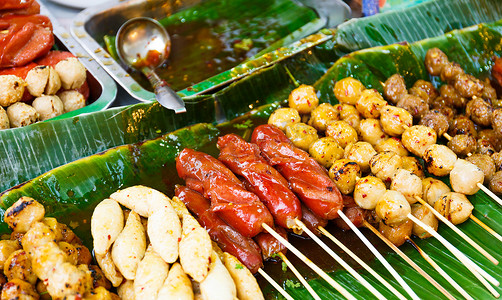 烧烤摊位摄影照片_在街道上的泰国样式烤食物