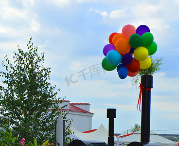 夏季城市公园天空背景上的彩色气球