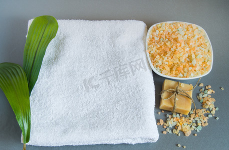 手工皂、白毛巾、海盐用于身体护理
