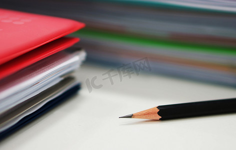 办公桌上的铅笔和成堆的文件