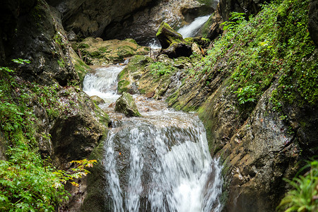 令人印象深刻摄影照片_奥地利峡谷中令人印象深刻的瀑布