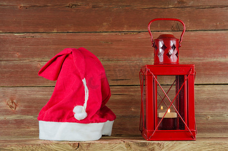 月灯笼摄影照片_圣诞老人帽和红色圣诞灯笼