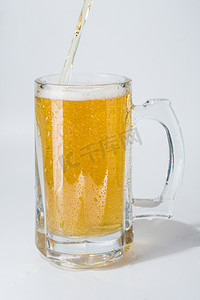杯子里装满了冰镇啤酒。