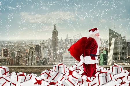 圣诞老人在礼物堆上行走的合成图像