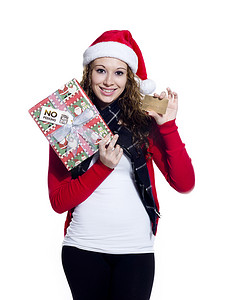 工作室招牌摄影照片_快乐的女性带着她的圣诞礼物和一张标语牌