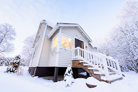 森林里的房子在冬天 se 覆盖着大雪