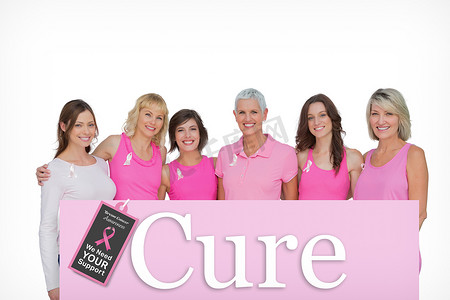 逐步提高摄影照片_为提高乳腺癌意识而穿着粉红色微笑女性的合成图像