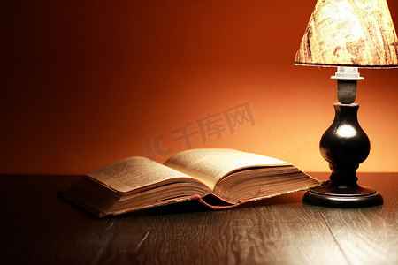 灯和书