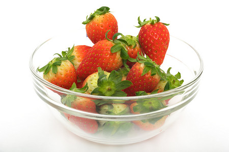 白色背景透明碗中的草莓
