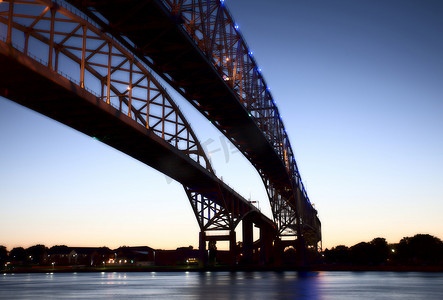 夜景蓝水桥