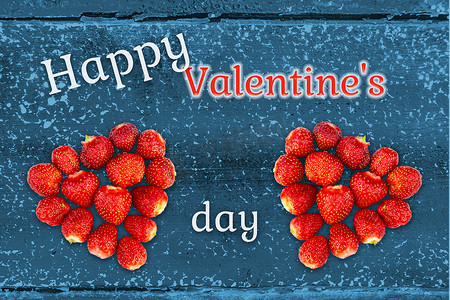 漂亮的情人节贺卡-用草莓做成的心，背景是垃圾木质和题词“情人节快乐”。