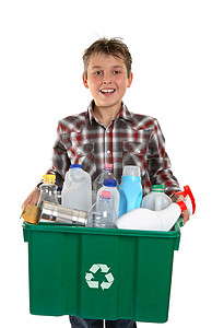 环保报纸摄影照片_携带垃圾回收的快乐男孩