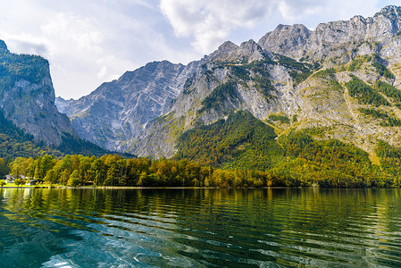 Koenigssee 湖与阿尔卑斯山，Konigsee，贝希特斯加登国家公园，巴伐利亚，德国