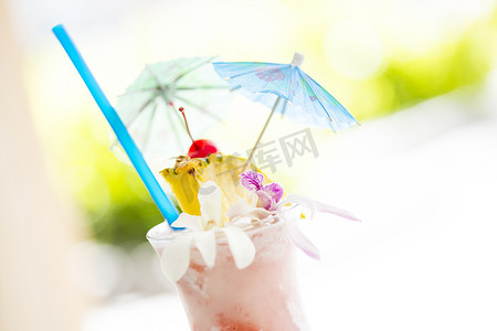 樱桃水果饮料摄影照片_热带水果饮料配菠萝和雨伞